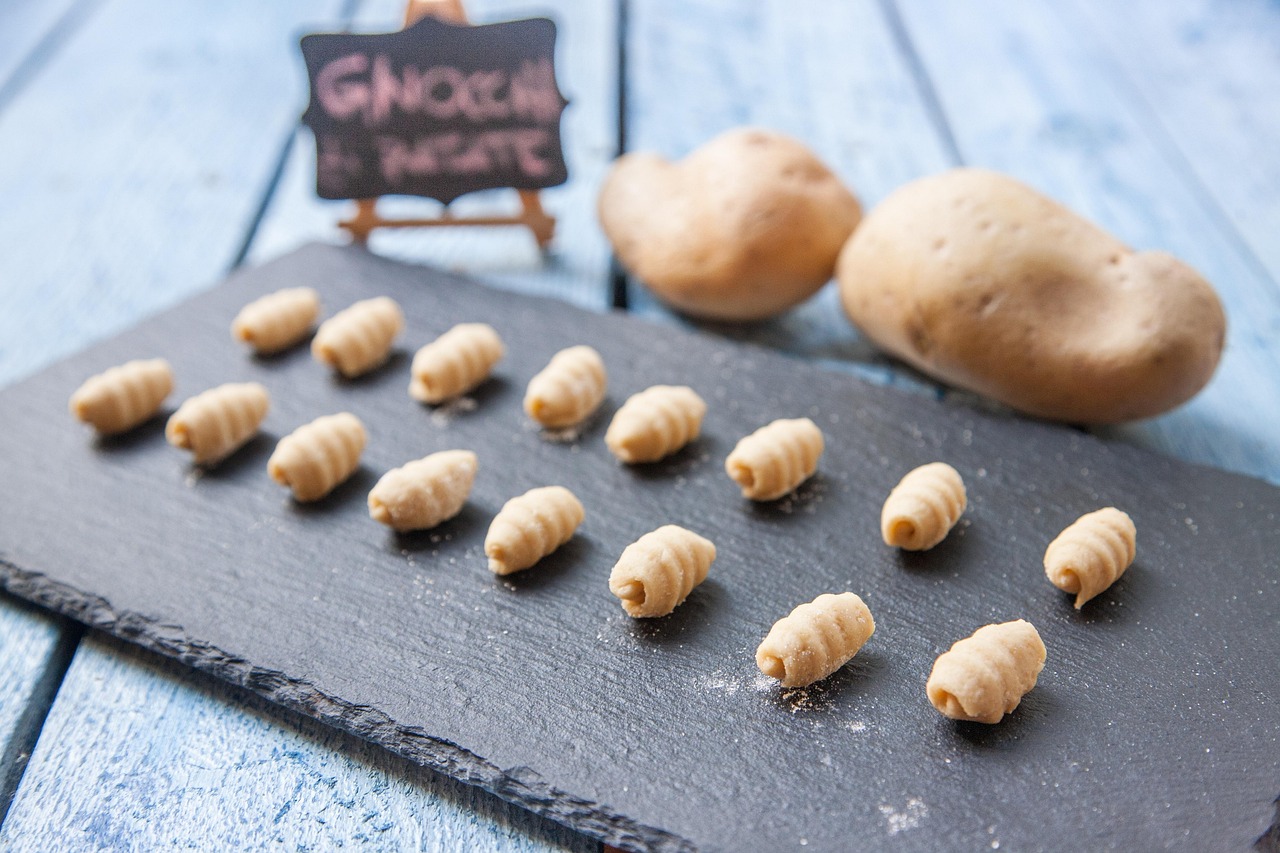 Gnocchi di patate freschi su un piano di lavoro, pronti per la cottura.