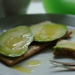Avocado spalmato su pane integrale, simbolo di uno spuntino salutare per il cuore.