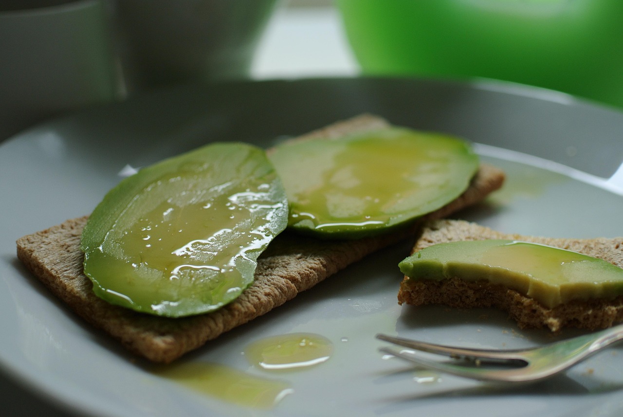 Avocado spalmato su pane integrale, simbolo di uno spuntino salutare per il cuore.