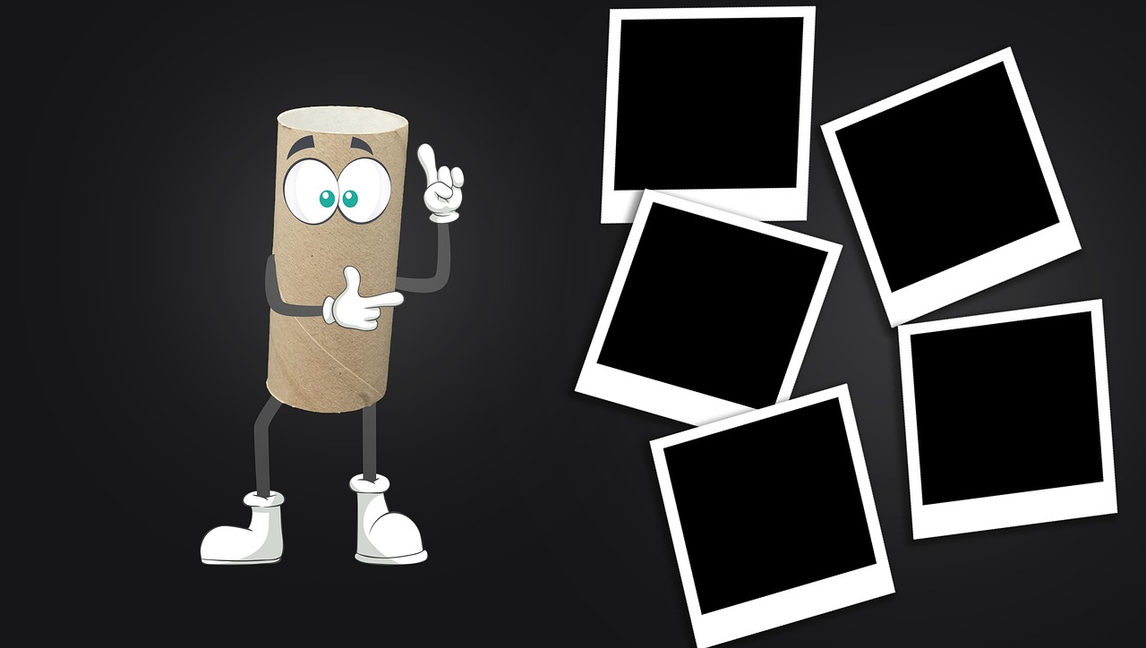 Rotoli di carta igienica vuoti disposti su un tavolo, pronti per essere riutilizzati in creativi progetti fai-da-te.