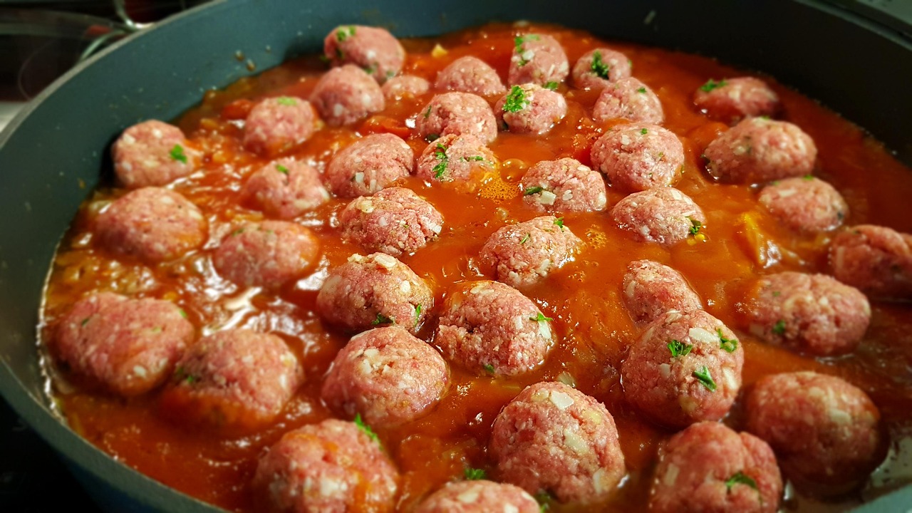 Polpette succulente immerse in un denso sugo rosso, pronte per essere gustate.