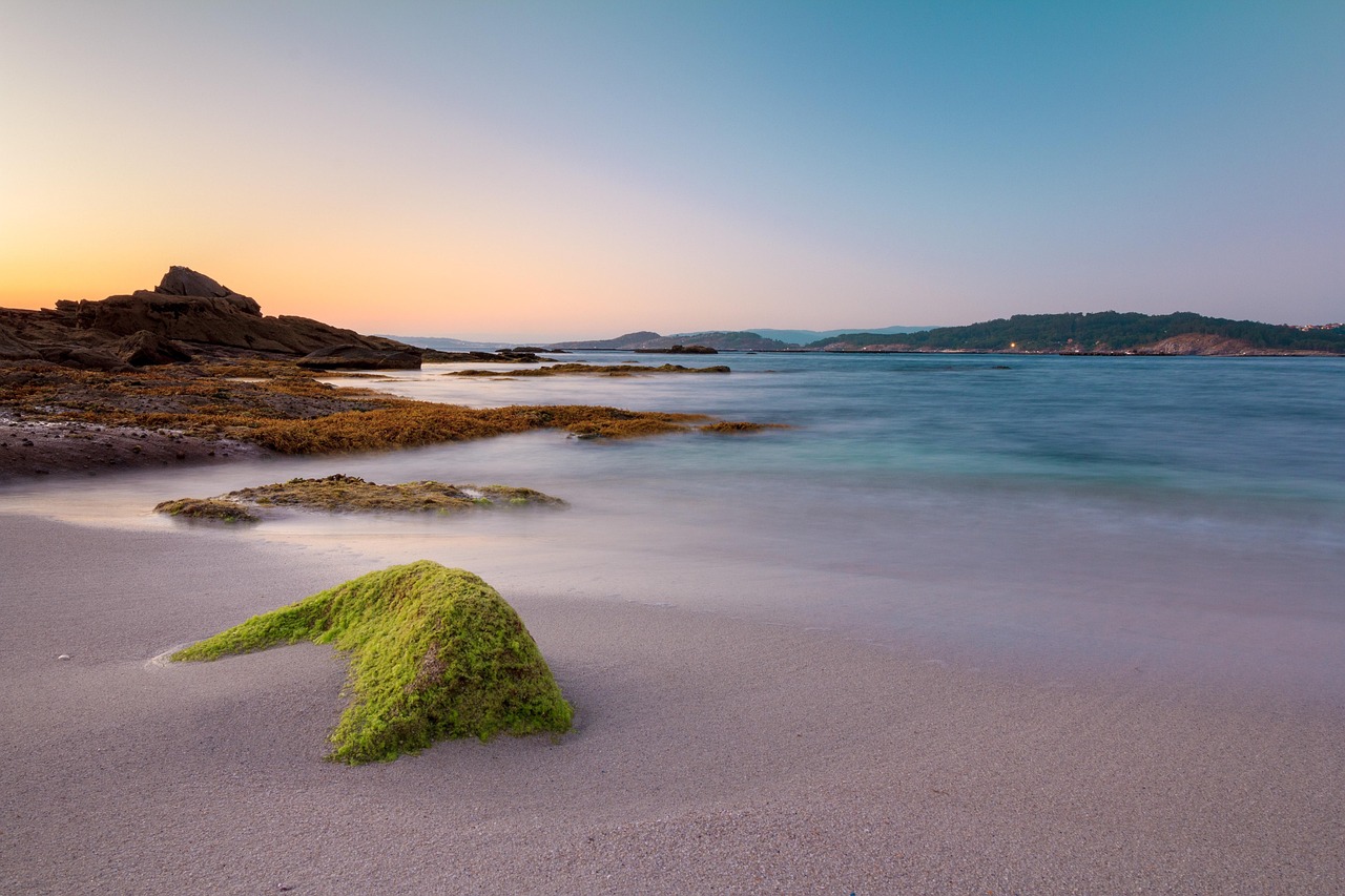 Spiaggia paradisiaca nelle Baleari, con sabbia bianca e acque cristalline.