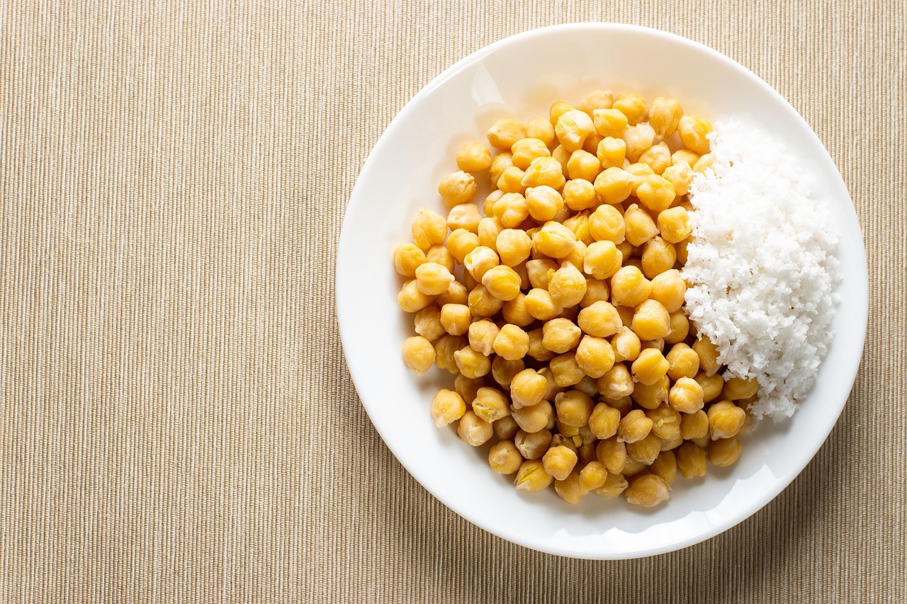 Legumi in scatola sciacquati, pronti per essere utilizzati in una ricetta salutare.