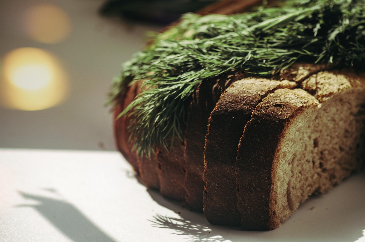 Immagine di una tavola imbandita con piatti vari, senza pane, per una cena salutare.