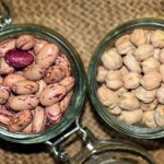 Piatto di legumi assortiti serviti a cena, con verdure fresche e spezie.