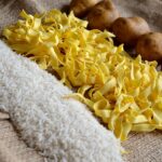 Un piatto di pasta e patate fumante, ricco di ingredienti naturali per abbassare la glicemia.