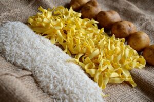 Un piatto di pasta e patate fumante, ricco di ingredienti naturali per abbassare la glicemia.