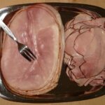 Un piatto di prosciutto crudo con evidenze di effetti negativi sulla salute