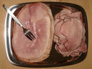 Un piatto di prosciutto crudo con evidenze di effetti negativi sulla salute