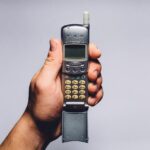 Immagine di un Nokia 3310 su un tavolo, simbolo di discussione sulla sua vendita e valore attuale.