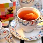 Immagine che illustra diverse marche di tè con un'etichetta che evidenzia un odore strano.