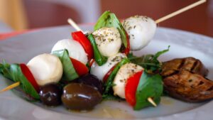 Mozzarella servita con verdure fresche e legumi per abbassare la glicemia.