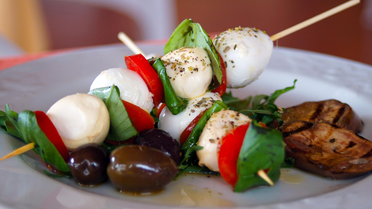 Mozzarella servita con verdure fresche e legumi per abbassare la glicemia.
