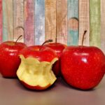 Mela fresca su un tavolo, simbolo di una dieta sana per il cuore.