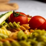 Piatto di pasta al pomodoro con ingredienti freschi, evidenziando errori da evitare per la salute.