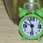 Immagine di una persona stanca che si tiene il fegato, simbolo di rimedi naturali per la stanchezza notturna.