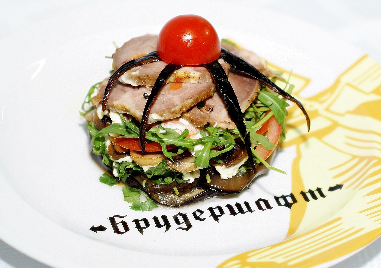 Melanzane a funghetto cotte in padella, con pomodoro e basilico, pronte da servire.