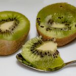 Kiwi con buccia, ricco di fibre e nutrienti, su un tavolo di legno.