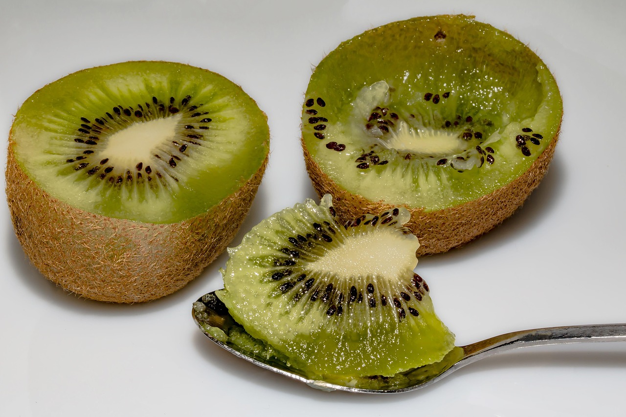 Kiwi con buccia, ricco di fibre e nutrienti, su un tavolo di legno.