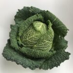 Cavolo nero fresco su un tagliere con coltello, pronto per essere cucinato secondo il consiglio dello chef.