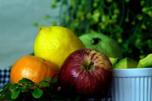Frutta fresca e colorata ideale per depurare il fegato e promuovere il benessere.