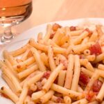 Piatto di pasta e fagioli con ingredienti freschi, simbolo della cucina tradizionale italiana.