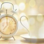 Caffè fumante servito dopo pranzo, simbolo di un momento di relax e socializzazione.