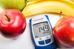 Frutta consigliata per diabetici, con attenzione a varietà a basso indice glicemico.
