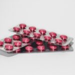 Immagine di un blister di ibuprofene con avvertenze sui rischi dell'uso eccessivo del farmaco.